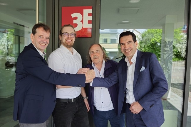 De gauche à droite : Bernd Hillbrands (DG, division fenêtres et portes chez Forterro), Moritz Ebert et Gerhard Ebert (DG de 3E Datentechnik) et Marcus Pannier (président de Forterro) De gauche à droite : Bernd Hillbrands (DG, division fenêtres et portes chez Forterro), Moritz Ebert et Gerhard Ebert (DG de 3E Datentechnik) et Marcus Pannier (président de Forterro)