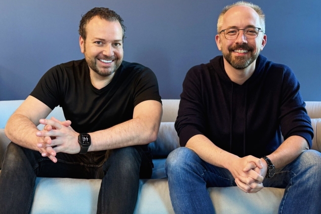 Après une période de transition, Arash Ferdowsi (à gauche) deviendra CEO de Dropbox en remplacement de Drew Houston (à droite) qui occupait ce poste depuis 19 ans. (Crédit Dropbox) Après une période de transition, Arash Ferdowsi (à gauche) deviendra CEO de Dropbox en remplacement de Drew Houston (à droite) qui occupait ce poste depuis 19 ans. (Crédit Dropbox)