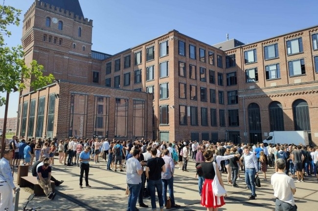 Pour sa 1ere édition la Vibe coding arena fait s’affronter des codeurs et des profils non techniques pendant 24 heures dans les bâtiments de l’incubateur lillois Euratechnologies. (Crédit : Euratechnologies) Pour sa 1ere édition la Vibe coding arena fait s’affronter des codeurs et des profils non techniques pendant 24 heures dans les bâtiments de l’incubateur lillois Euratechnologies. (Crédit : Euratechnologies)