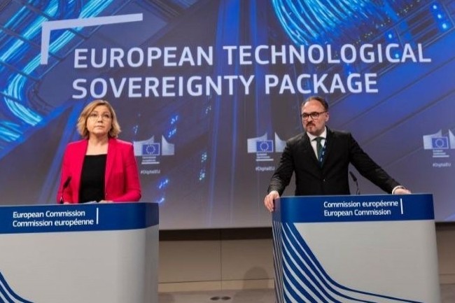 Les commissaires européens Henna Virkkunen (souveraineté technologie) et Dan Jørgensen (Energie et logement), lors de l’annonce du package souveraineté de l’UE, comprenant le règlement sur le développement du Cloud et de l’IA. (Crédit DR) Les commissaires européens Henna Virkkunen (souveraineté technologie) et Dan Jørgensen (Energie et logement), lors de l’annonce du package souveraineté de l’UE, comprenant le règlement sur le développement du Cloud et de l’IA. (Crédit DR)