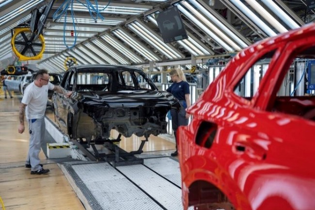 Une chaîne de montage Volkswagen dans l’usine de Wolksburg (Allemagne). Le groupe industriel confie à T-Systems la construction d’un cloud privé pour l’ensemble de ses marques. (Photo : Volkswagen) Une chaîne de montage Volkswagen dans l’usine de Wolksburg (Allemagne). Le groupe industriel confie à T-Systems la construction d’un cloud privé pour l’ensemble de ses marques. (Photo : Volkswagen)