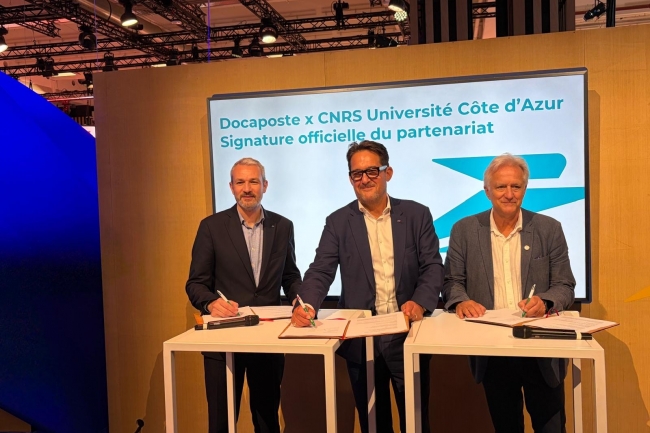 De gauche à droite : Mehdi Gmar, directeur général délégué à l'innovation du CNRS, Frédéric Dufaux, directeur général adjoint de Docaposte et Jeannick Brisswalter, président de l'Université Côte d'Azur ont officialisé un partenariat de quatre ans. (Crédit : Docaposte / Séverine Vourdon) De gauche à droite : Mehdi Gmar, directeur général délégué à l'innovation du CNRS, Frédéric Dufaux, directeur général adjoint de Docaposte et Jeannick Brisswalter, président de l'Université Côte d'Azur ont officialisé un partenariat de quatre ans. (Crédit : Docaposte / Séverine Vourdon)