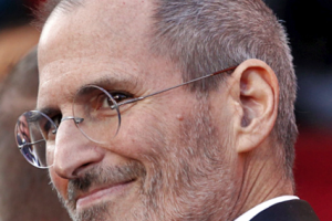 Steve Jobs quitte son poste de PDG d'Apple, Tim Cook le remplace