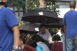 L'iPhone 4S attire des milliers de fans dont Steve Wozniack