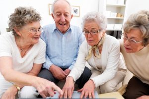 Internet s�duit les seniors
