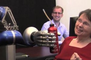 Une personne handicape commande un robot par la pense