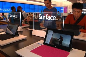 File d'attente pour Surface devant le Microsoft Store de la Silicon Valley