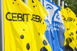 Les drapeaux du Cebit, familiers des visiteurs du c�l�bre salon informatique, ne flotteront plus au vent. Annul�, le rendez-vous IT va se fondre dans la Hannover Messe. (Cr�dit : D.R.)