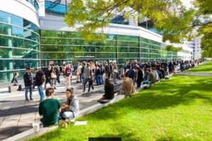 Grenoble cole de management incube des start-ups IT  l'international