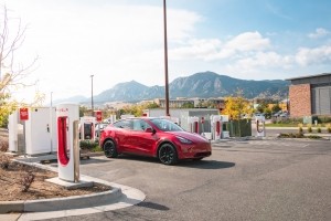 Telex : Splunk se spare de son CEO, Tesla dploie des antennes Starlink sur ses stations Superchargers, Toshiba se scinde en 3, Un supercalculateur Adastra pour le Cines