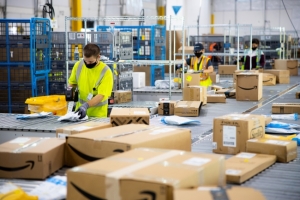 Dans les entrepôts Amazon, des employés sous haute surveillance