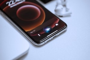 Apple planche sur la suppression du Hey Siri pour activer l'assistant vocal. D'ici quelques mois, il suffira de dire uniquement Siri pour l'enclencher. (Cr�dit Photo : Omid Armin/Unsplash)