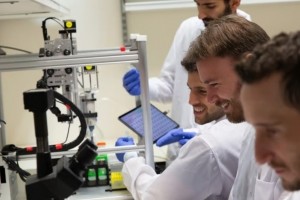 Telex : La start-up IA pharmaceutique Quris l�ve 9M$, Intel d�cale son mega projet d'usine en Allemagne, 17 M de twittos veulent la d�mission d'Elon Musk