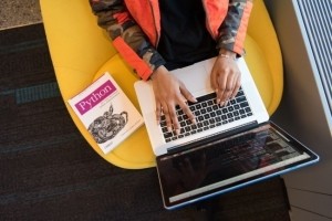 Pour Tiobe, le langage Python a obtenu la plus forte progression de sa popularit�. (Cr�dit Photo : Christina Morillo/Pexels)