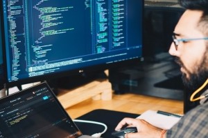 Salaires IT 2025 : des hausses marquées dans le cloud et la cybersécurité