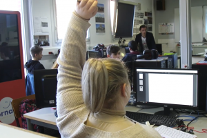 Le plan d'Elisabeth Borne pour féminiser les filières scientifiques