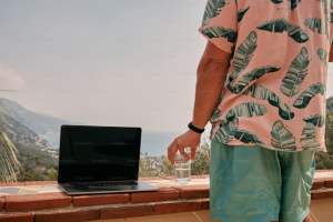 En vacances, les jeunes salariés n'arrivent pas à déconnecter