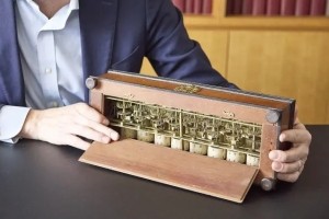 Telex : Adobe acquiert Semrush pour 1,9 Md$, Tesla veut produire ses propres puces, La vente de la Pascaline bloque