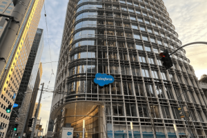 Salesforce continue de supprimer des postes
