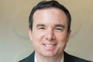 Telex : Mike Capone quitte la direction de Qlik, Apple pr�t � diversifier sa production de puces avec Intel et Samsung, Anthropic livre des agents pour la finance