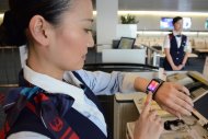 Japan Airlines teste des smartwatches pour son personnel au sol Japan Airlines teste des smartwatches pour son personnel au sol