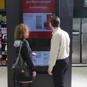 Pour répondre à une stratégie cross canal, des bornes interactives ont été installées au sein des magasins Cora en Belgique.