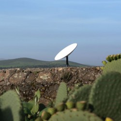En France, Starlink est autorisée à utiliser les fréquences des bandes 10,95-12,70 GHz (sens espace vers Terre) et 14-14,5 GHz (sens Terre vers espace) afin de fournir des services d'accès à Internet haut débit.