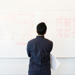 Lorsque l'environnement se complexifie, les données se retrouvent dispersées dans différents clouds ou datacenters. (Crédit Christina Morillo/Pexels) Lorsque l'environnement se complexifie, les données se retrouvent dispersées dans différents clouds ou datacenters. (Crédit Christina Morillo/Pexels)