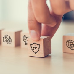 Réussir la mise en conformité de l'OT : des enjeux techniques aux facteurs humains Réussir la mise en conformité de l'OT : des enjeux techniques aux facteurs humains